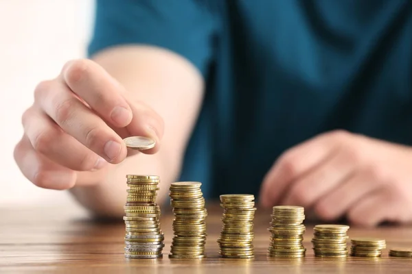 Hombre Apilando Monedas Mesa Concepto Ahorro — Foto de Stock