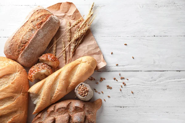 Ahşap arka plan üzerinde farklı ekmek yapım ürünleri