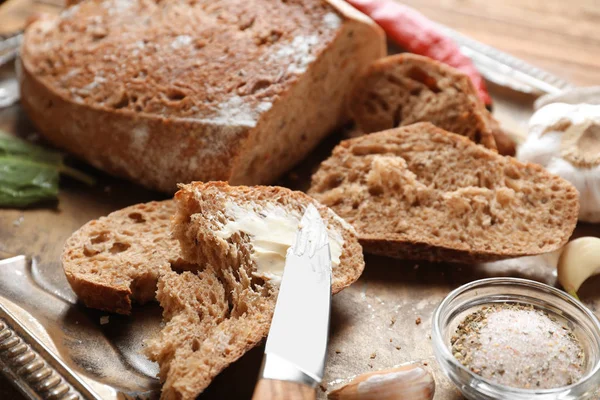 Stück Frisches Schmackhaftes Brot Mit Butter Auf Blech Nahaufnahme — Stockfoto