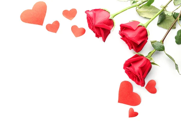 Hermosas Rosas Corazones Papel Sobre Fondo Blanco —  Fotos de Stock