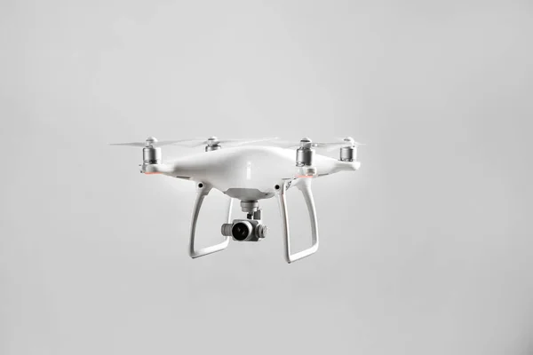 Nowoczesne Quadcopter Szarym Tle — Zdjęcie stockowe