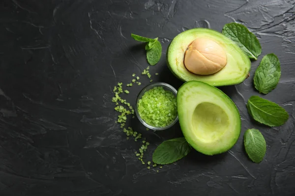 Avocado Med Havsalt Mynte Til Hjemmelavet Kosmetik Mørk Baggrund - Stock-foto