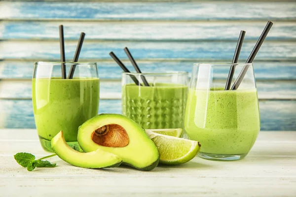 Glazen Lekkere Avocado Smoothie Vers Fruit Houten Tafel — Stockfoto