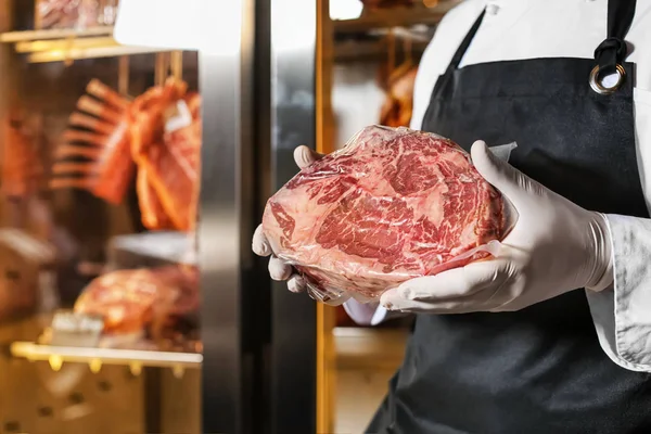 Boucher Mâle Détenant Viande Dans Une Boucherie Gros Plan — Photo