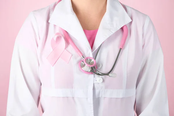 Médico Con Cinta Rosa Bata Contra Fondo Color Concepto Conciencia — Foto de Stock