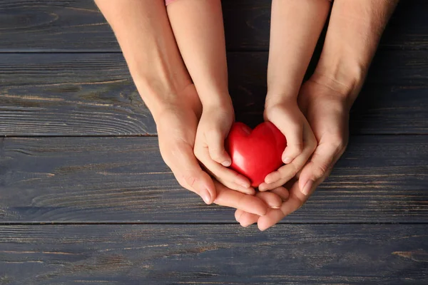 Manos Madre Hijo Sosteniendo Corazón Rojo Sobre Fondo Madera —  Fotos de Stock