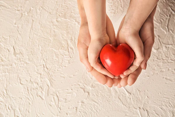 Manos Madre Hijo Con Corazón Rojo Sobre Fondo Claro —  Fotos de Stock