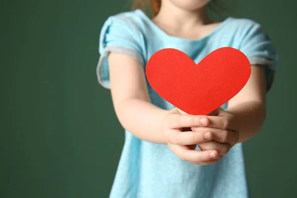 小女孩与红色纸心脏在颜色背景 — 图库照片