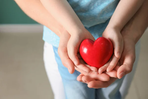 Las Manos Madre Niño Con Corazón Rojo Primer Plano —  Fotos de Stock