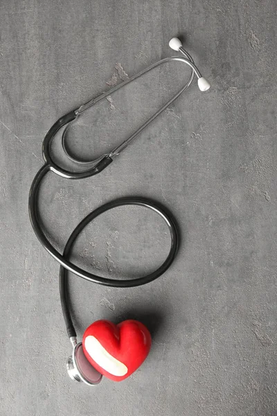 赤いハートと灰色の背景に聴診器 医療コンセプト — ストック写真