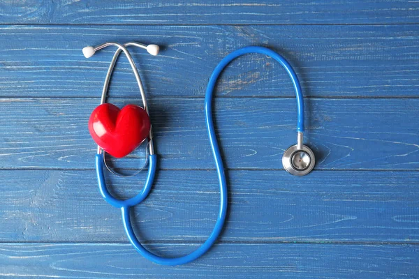 Corazón Rojo Estetoscopio Sobre Fondo Madera Concepto Salud —  Fotos de Stock