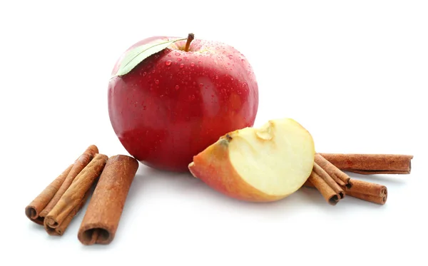Frische Apfel Und Zimtstangen Auf Weißem Hintergrund — Stockfoto