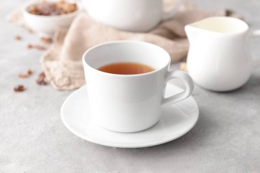 Fincan çay ve süt tablo ile sürahi