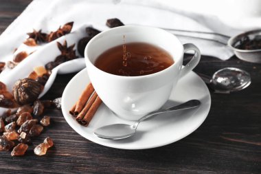 Aromatik çay ve baharat masada Kupası