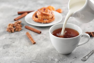 Süt lezzetli çay tablo ekleme