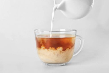 Açık renkli lezzetli çay süt ekleme