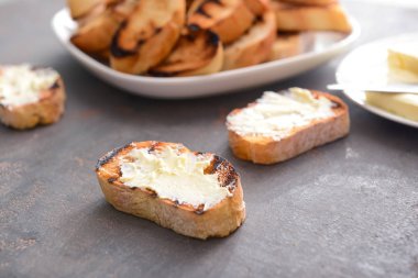 Tablo üzerine tereyağı ile lezzetli kızarmış ekmek