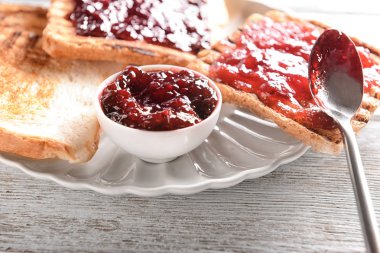 Plaka üzerinde tatlı reçelli lezzetli tost