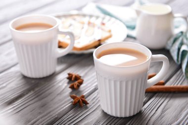 Tablo üzerinde süt ile aromatik çay