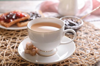 Tablo üzerinde süt ile aromatik çay