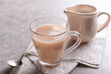 Cam bardak süt tablo ile aromatik çay
