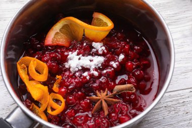 Tencere masada, closeup lezzetli kızılcık sosu ile