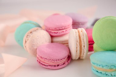 Lezzetli renkli macarons üzerinde masa lambası