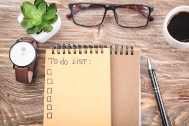 Yapılacaklar listesi üzerinde ahşap masa ile kompozisyon. Zaman yönetimi kavramı