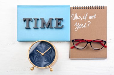 Dizüstü bilgisayarlar, çalar saat ve gözlük masada kompozisyonu. Zaman yönetimi kavramı