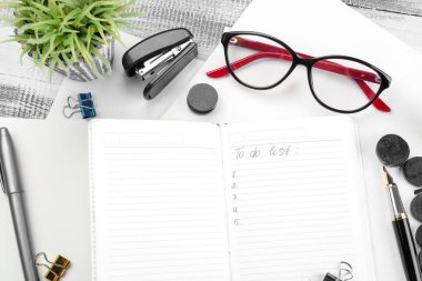 Yapılacaklar listesi ve ileti örneği tablo kompozisyonu. Zaman yönetimi kavramı