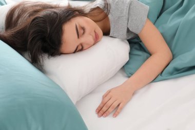 Sabah evde uyuyan genç güzel kadın