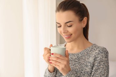 Sabah güzel genç kadının evde kahve içme