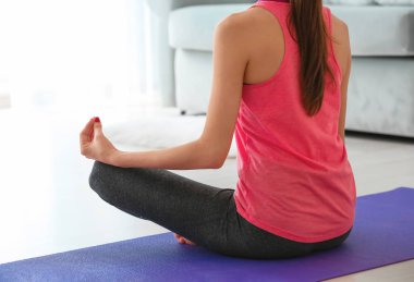 Güzel genç kadın sabah Yoga uygulamak