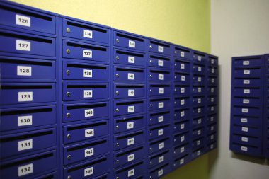 Konut bina duvar üzerindeki posta kutularıyla