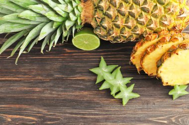 Ahşap masa üzerinde olgunlaşmış taze ananas ile kompozisyon