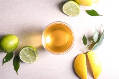 Yeşil çay ve narenciye meyve üzerinde açık renkli camlı düz yatıyordu kompozisyon