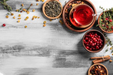 Cam fincan aromalı çay ahşap tablo ile kompozisyon