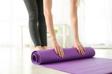 Sabah yoga mat evde, closeup eğitimi için gidiş ile güzel genç kadın