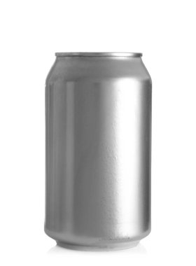 Alüminyum kutu beyaz zemin üzerine soğuk bira