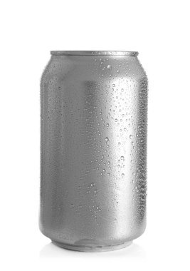 Alüminyum kutu beyaz zemin üzerine soğuk bira