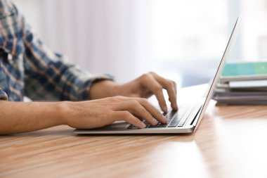 Genç freelancer dizüstü evde kullanma