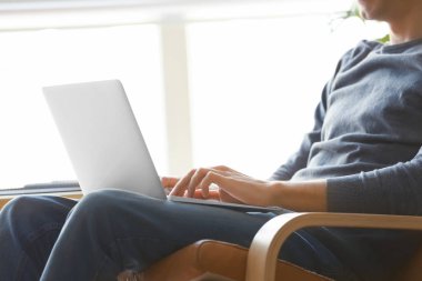 Genç freelancer dizüstü evde kullanma