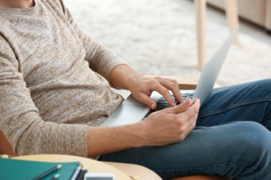 Genç freelancer laptop ile evde çalışma