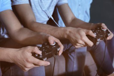 Genç erkekler evde, closeup akşam video oyunları oynarken