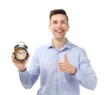 Beyaz arka planda çalar saat ile başarılı bir iş adamı. Zaman yönetimi kavramı