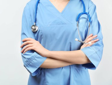 beyaz zemin üzerine stetoskop ile kadın doktor