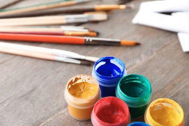 Ahşap masa üzerinde boya ile kavanoz