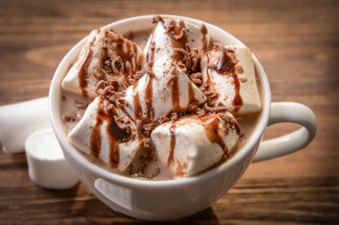 Ahşap masa, closeup marshmallow ile leziz kakao içkinizi fincan