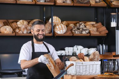 Ambalaj ekmek fırın müşteri genç adam