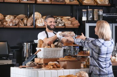 Genç adam kadına ekmek taze ekmek veren